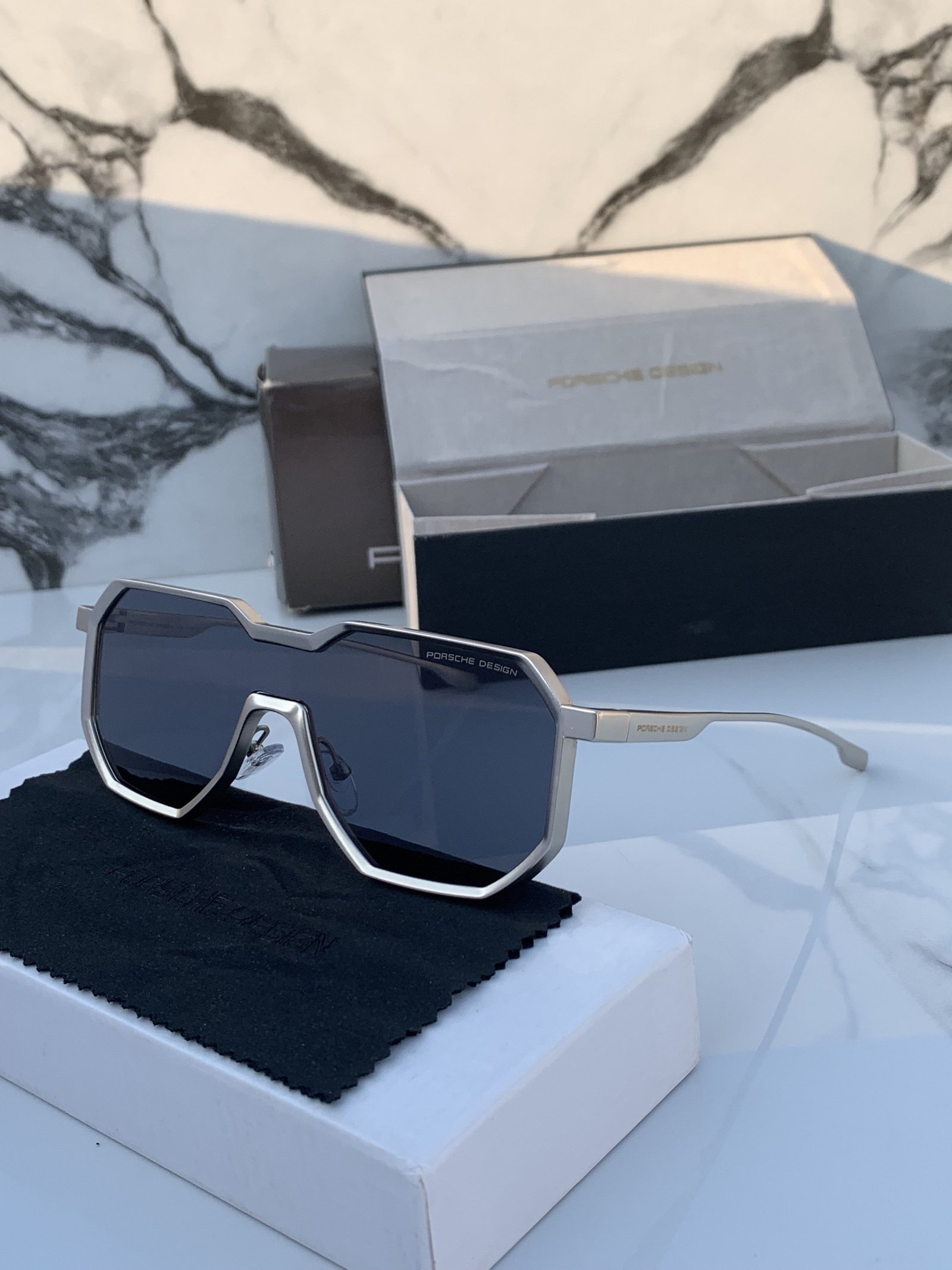 Branded design_98145_silver_black Sunglasses (With Original Kit)
