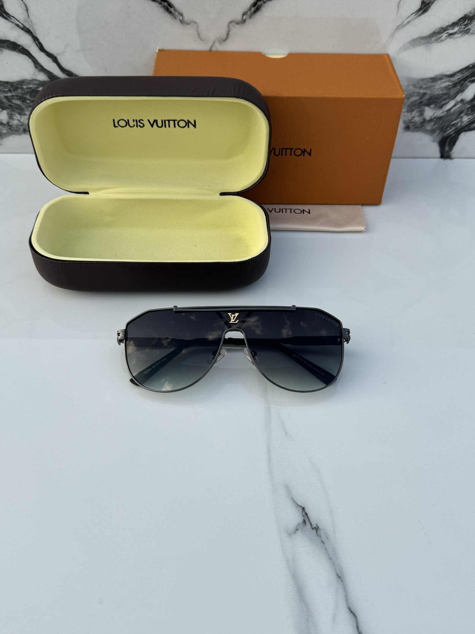 Branded Lv 22295 Sunglasses Green Shaded (With Original Kit) - Image 3